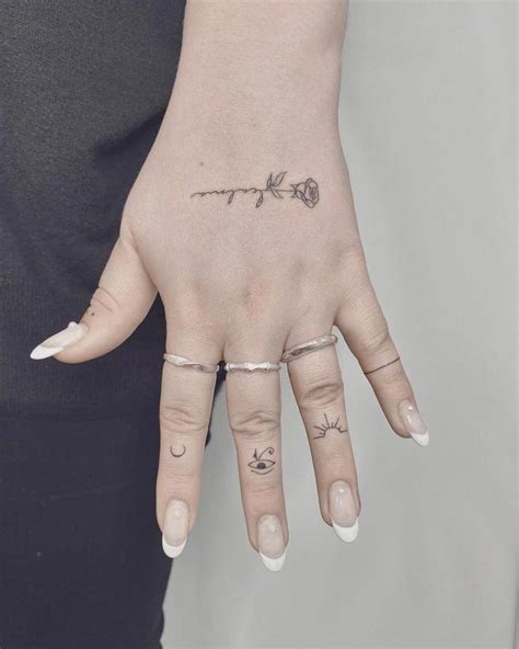 tatuajes en el dedo para mujer|15 tatuajes en los dedos para mujer y hombre:。